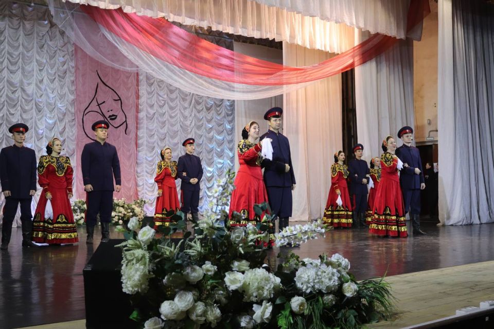 Праздник любви и благодарности: в Шахтах прошел концерт ко Дню матери