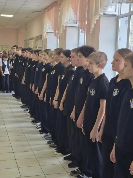 Первый шаг в профессию: в Сальске школьникам торжественно вручили удостоверения «полицейских классов»