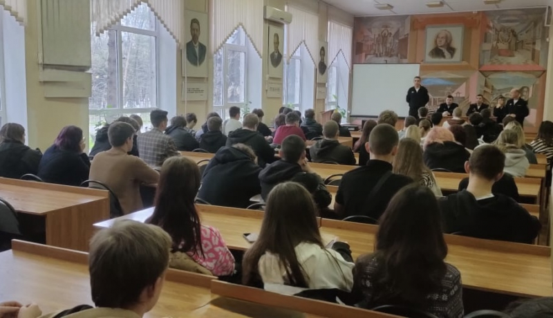 «Приглашаем на службу»: правоохранители встретились со студентами Новочеркасского промышленно-гуманитарного колледжа