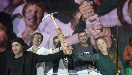 Ростовская команда альпинистов, взошедшая на 8-тысячник Манаслу в Гималаях по новому маршруту, завоевала Золотой ледоруб России! Церемония награждения прошла в Москве
