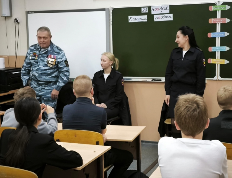 Урок мужества: в Матвеево-Курганском районе ветеран МВД встретился с учащимися «полицейского класса»
