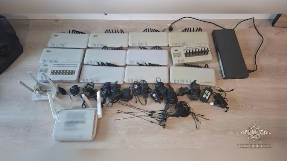 В Петербурге полицейские накрыли узел связи телефонных мошенников и заблокировали 30 тыс