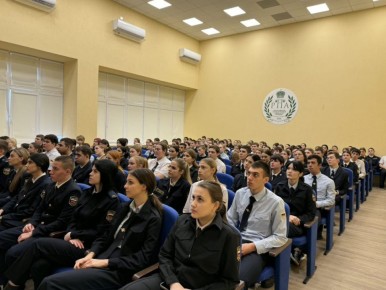 Инспектор по делам несовершеннолетних Ростовского линейного управления МВД России на транспорте старший лейтенант полиции Данил Зайченко принял участие в просветительской кампании для студентов колледжа Ростовского института...