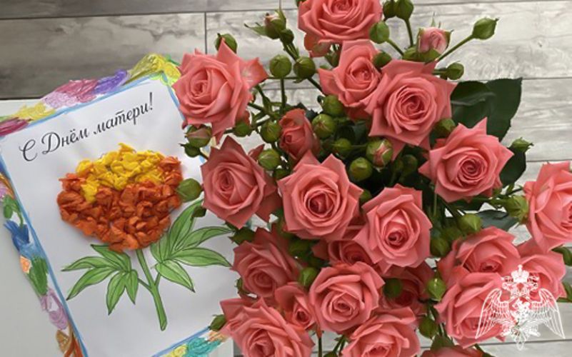 В донском регионе росгвардейцы поздравили женщин с Днем матери