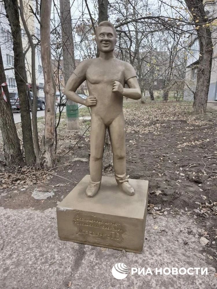 Спорная статуя актеру Деревянко в Таганроге не продержалась и суток