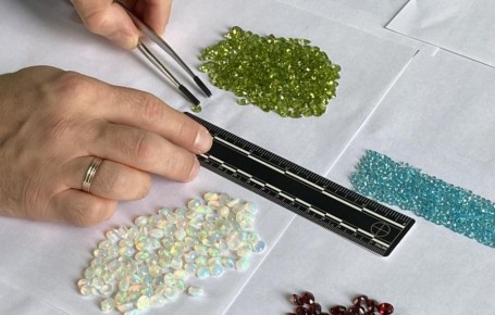 Таможенники пресекли контрабанду драгоценный камней из Индии на 3,4 млн рублей