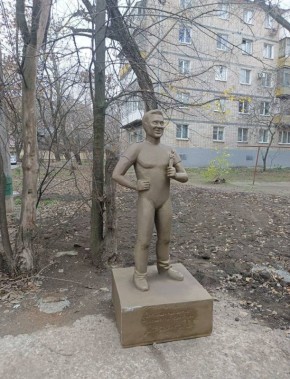 В Таганроге открыли необычный памятник Павлу Деревянко