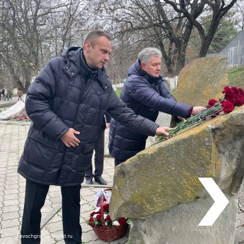 30 ноября в Александровском саду состоялось торжественное возложение цветов к памятному знаку «Жертвам катастрофы на Чернобыльской АЭС»