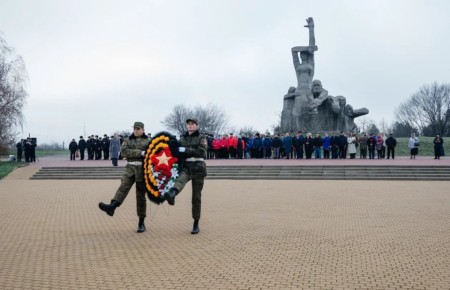 В городе возложили цветы к мемориальному комплексу «Памяти жертв фашизма в Змиевской балке»