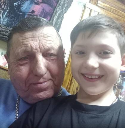 Дед-одиночка приучил внука работать в столярной мастерской и вдохновляет людей не сдаваться