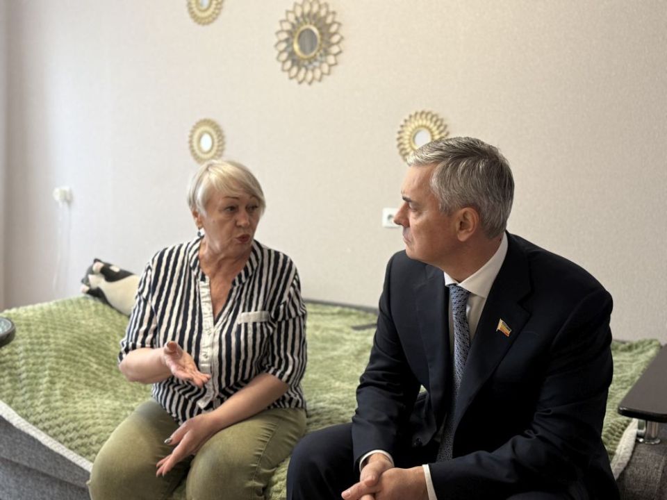 Ашот Хбликян посетил семью вынужденных переселенцев из Соледара