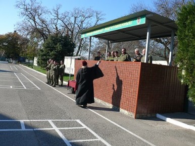 Адмирал и священник напутствовали пограничников