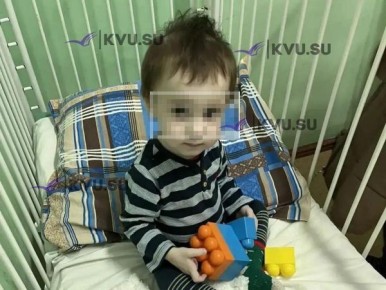 1,5-годовалого ребенка нашли в подъезде дома в поселке Каменоломни