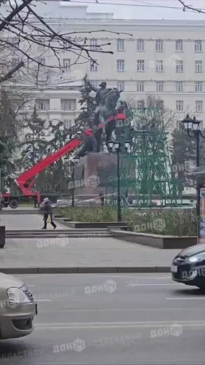 Праздничную ёлку устанавливают в центре Ростова-на-Дону