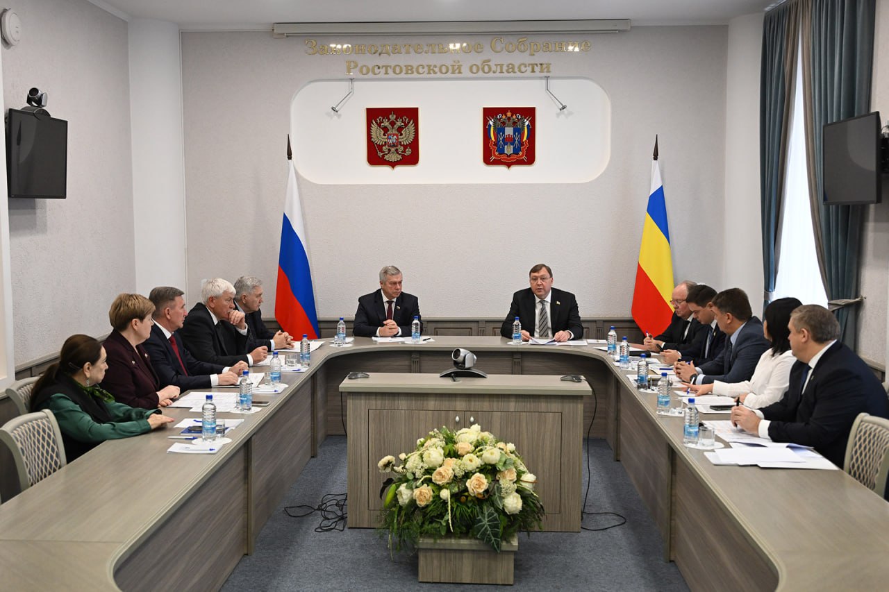 В донском парламенте прошла рабочая встреча, на которой Председатель Законодательного Собрания Ростовской области Александр Ищенко, его заместители и председатели профильных комитетов обсудили с сенатором РФ от...