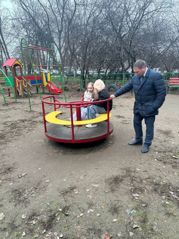 Депутат Алексей Березовский помог отремонтировать карусель на детской площадке