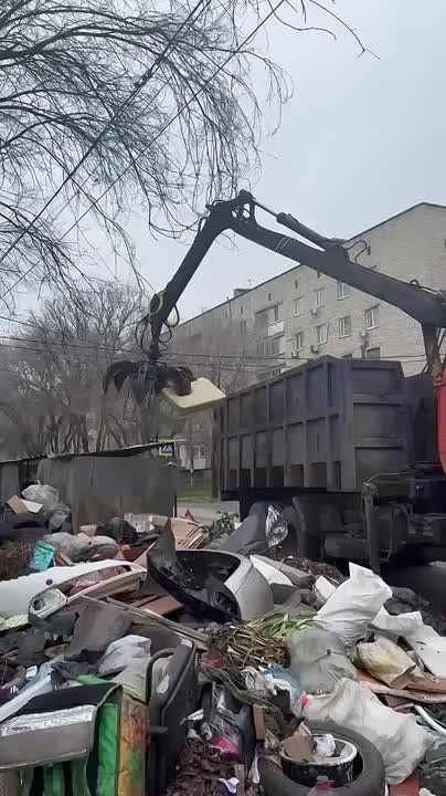 Городские службы ликвидировали очередную стихийную свалку на улице Комсомольской