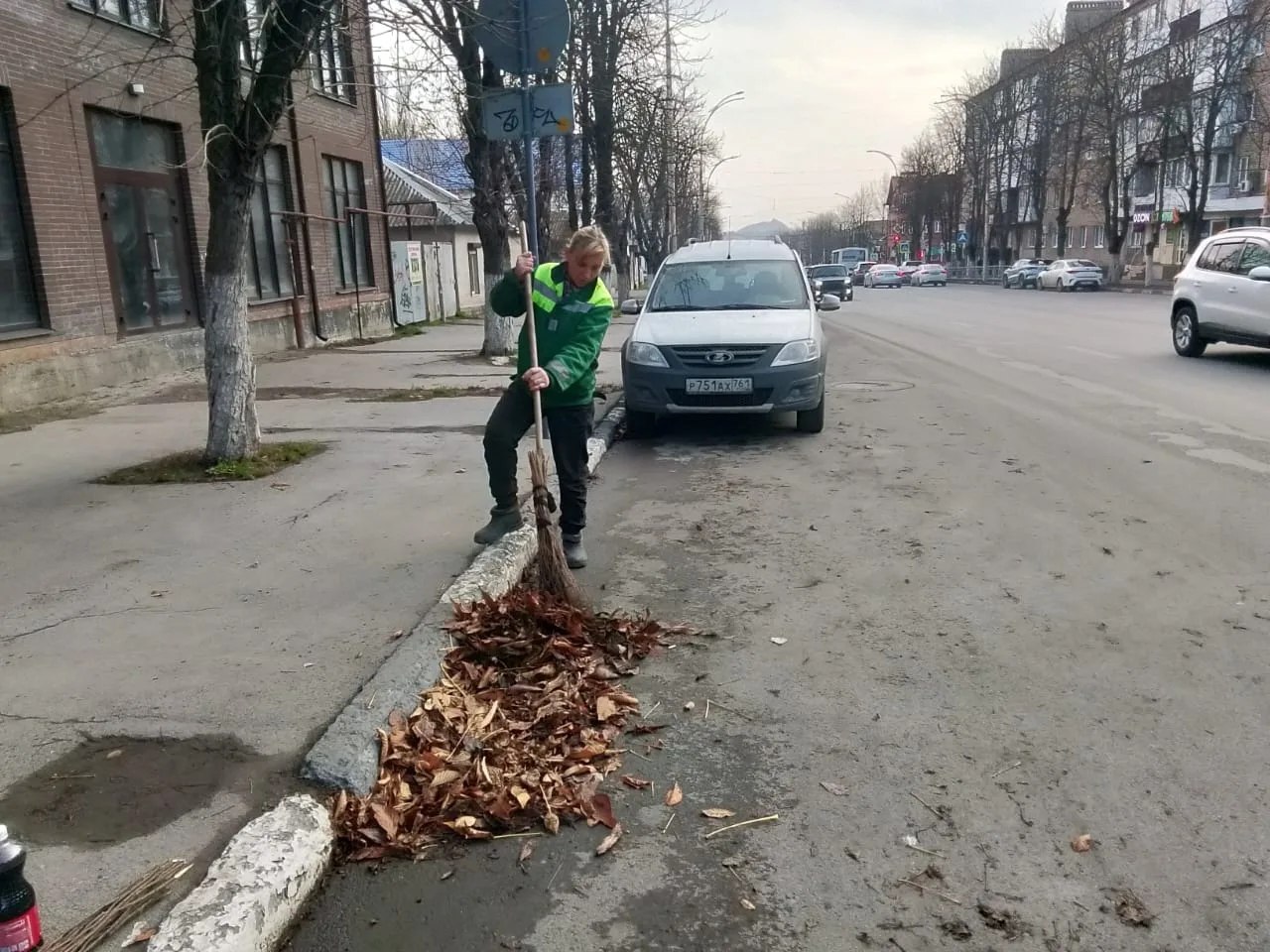 Город станет чище!. В Шахтах проводится регулярная уборка территории