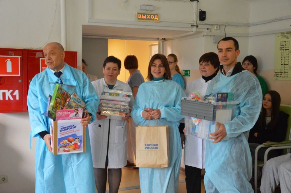 Евгений Понамаренко навестил юных пациентов детской городской больницы города Шахты