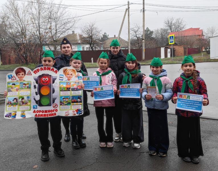 Шахтинская Госавтоинспекция и отряд ЮИД МБОУ СОШ № 31 провели для пешеходов акцию «Засветись!»