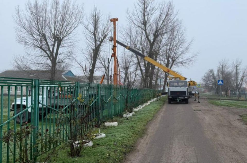 Денис Бурыка помог установить освещение в школе