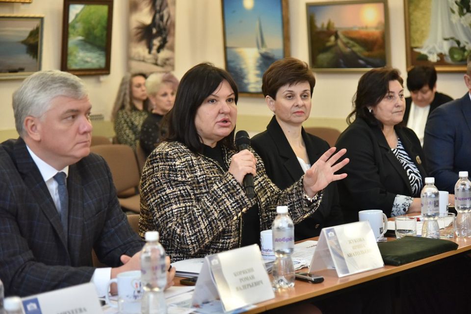 В Таганроге по инициативе комитета донского парламента по взаимодействию с общественными объединениями и молодежной политике состоялось общественное обсуждение на тему: «Маяк добра: направляя помощь людям»