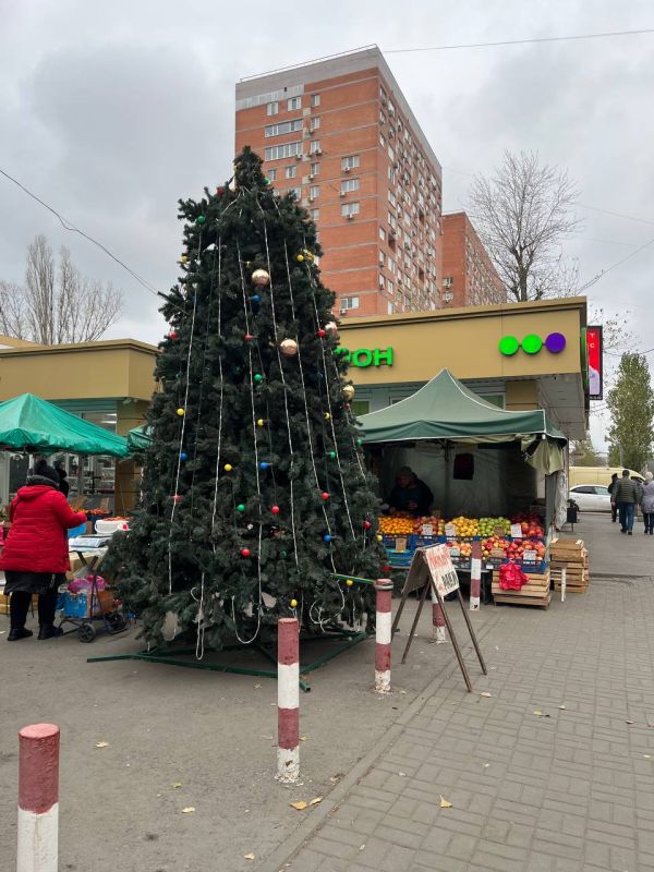 На Западном, на рынке «Привоз», уже нарядили елку