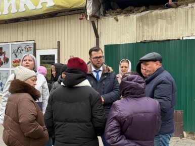 По поручению главы города провёл встречу с жителями домов по ул. Октябрьской пострадавших в результате ЧС. Пригласил и руководителей управляющих организаций
