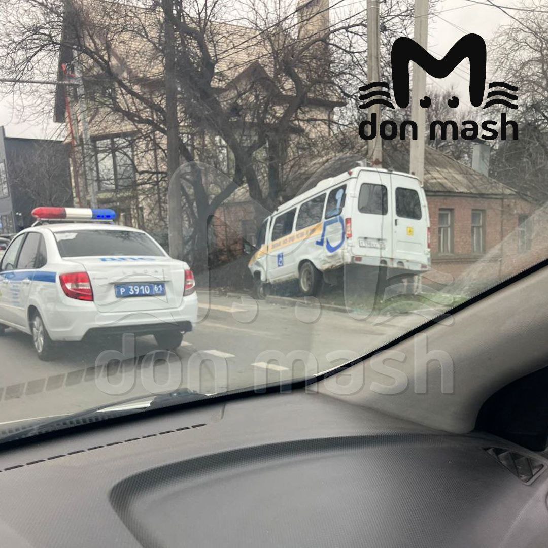 Газель для перевозки инвалидов столкнулась с легковой машиной на Фурмановской в Ростове