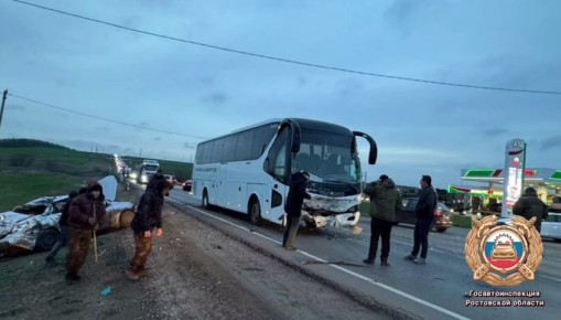 В Ростовской области легковой автомобиль во время ДТП отбросила на автобус