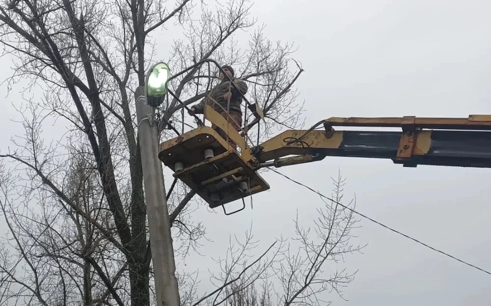 Ярче свет города!. В городе Шахты продолжаются работы по восстановлению наружного освещения
