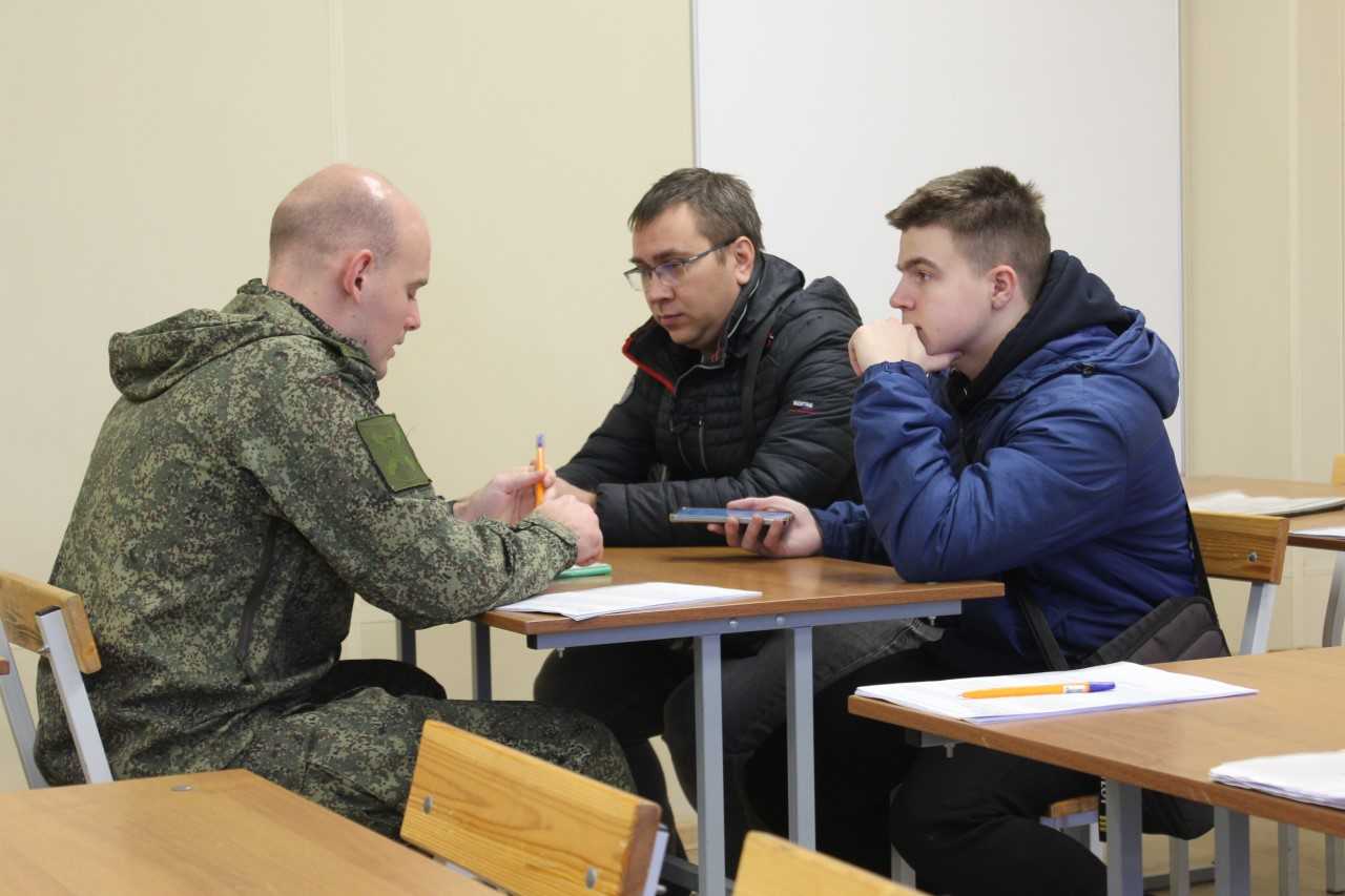 Граждане, планирующие связать свою жизнь со службой по контракту, могут подать заявление в пункт отбора