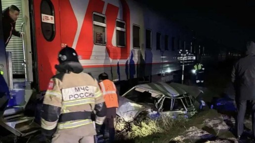 Поезд сообщением Адлер – Санкт-Петербург столкнулся с легковушкой