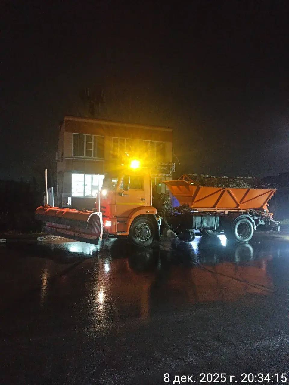 В связи с ухудшением погодных условий принято решение вывести специализированную дорожную технику на улицы нашего города для превентивной обработки потенциально опасных мест