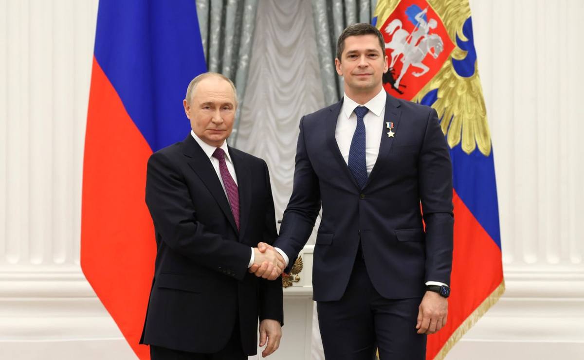 Сегодня, в День Героев Отечества, мы чествуем людей, удостоенных высоких званий Героев Российской Федерации и Советского Союза, орденов Славы и Святого Георгия