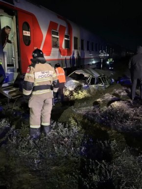 Южная транспортная прокуратура организовала проверку по факту столкновения легкового автомобиля с пассажирским поездом