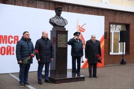 На территории Донской реальной гимназии №62 открыли памятный бюст Гукасу Мадояну