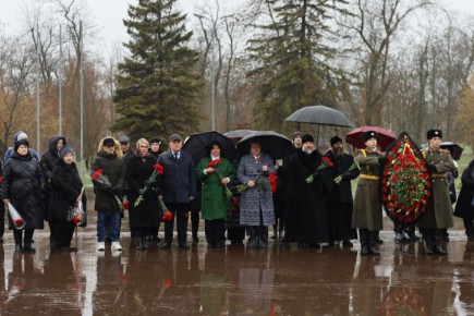 Ирина Жукова почтила память погибших Героев Отечества
