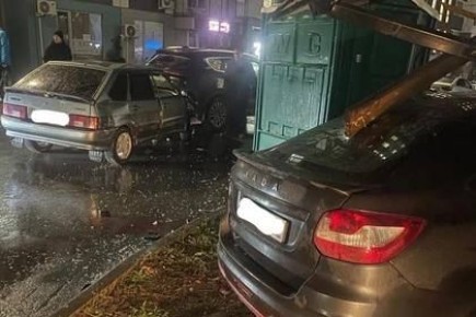 Четыре машины попали в ДТП во дворе дома на Солженицына в Ростове