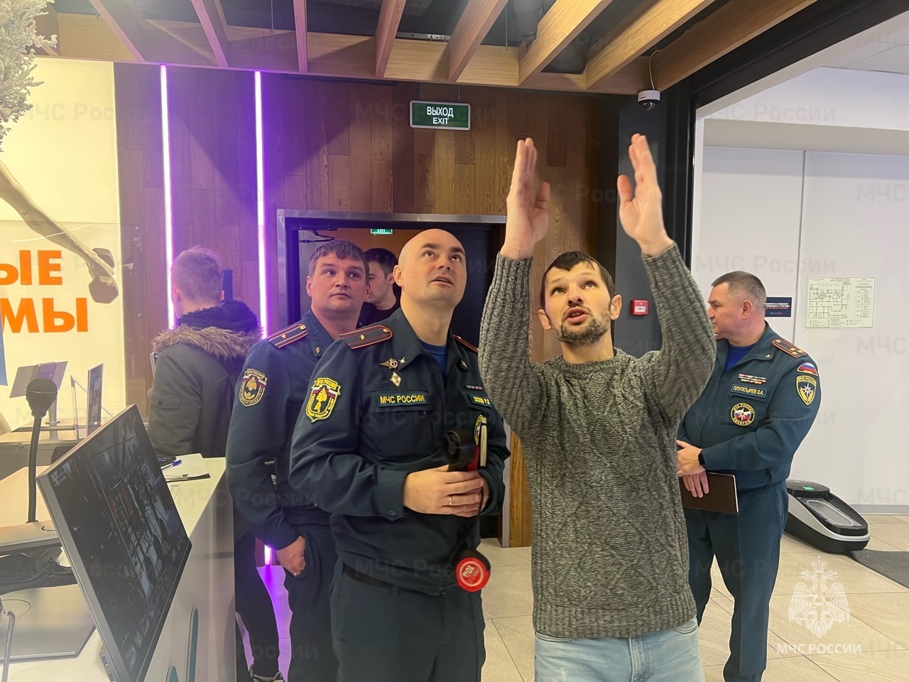 Сотрудники МЧС России провели испытания систем противопожарной защиты в ТЦ «Астор»