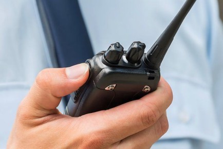 В ростовском ЖК повесили рации в лифтах для связи с консьержем