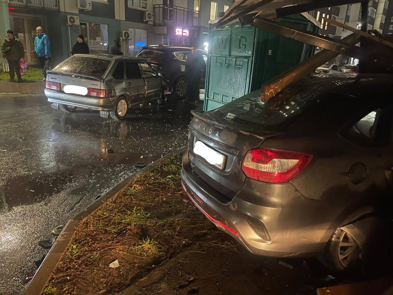 Во дворе дома в Левенцовке столкнулись четыре автомобиля