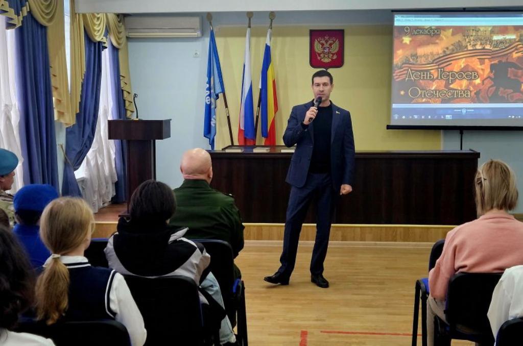 На базе Ростовского отделения ДОСААФ России в Ростове-на-Дону прошел патриотический форум, посвященный Дню Героев Отечества