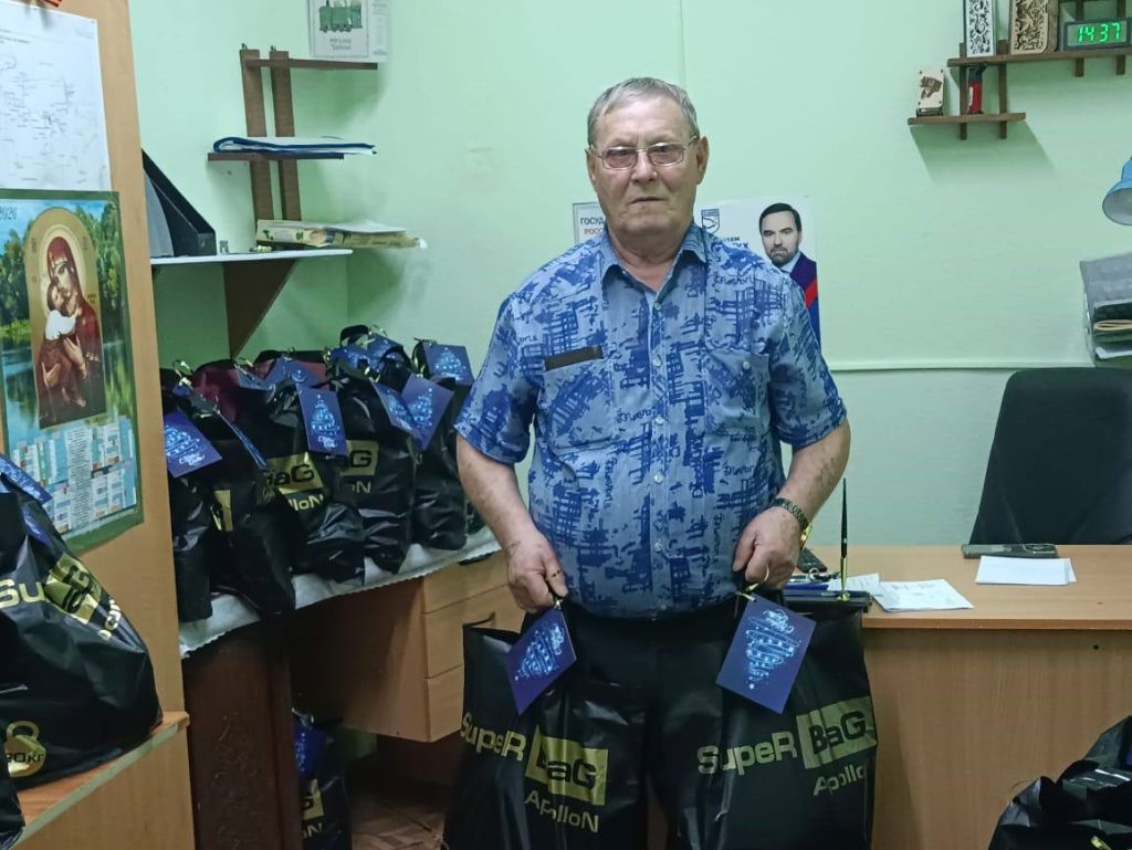 Александр Ремета передал подарки членам общества инвалидов Мартыновского района