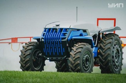 На Дону вышел в поле первый беспилотный трактор