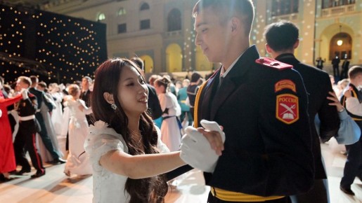 «Почувствовать себя Наташей Ростовой!»: Кадетский бал в Москве собрал почти 3, 5 тысячи участников