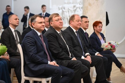 От имени депутатов Законодательного Собрания поздравляю лучших из лучших – замечательных и заслуженных людей, которым сегодня накануне Дня Конституции Юрий Борисович Слюсарь торжественно вручил государственные награды