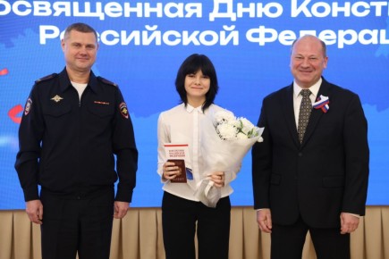 Александр Скрябин вручил паспорта юным ростовчанам в День Конституции