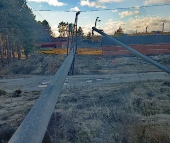 Из-за сильного ветра в некоторых районах Ростовской области рухнули опоры ЛЭП