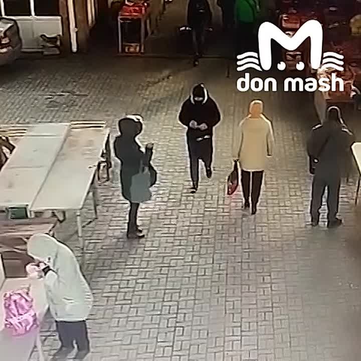 Двое воров профессионально украли деньги у пенсионерки на рынке в Шахтах
